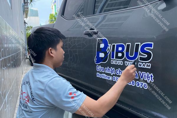 Dán tem logo thương hiệu BIBUS lên xe ôtô FORD RANGER