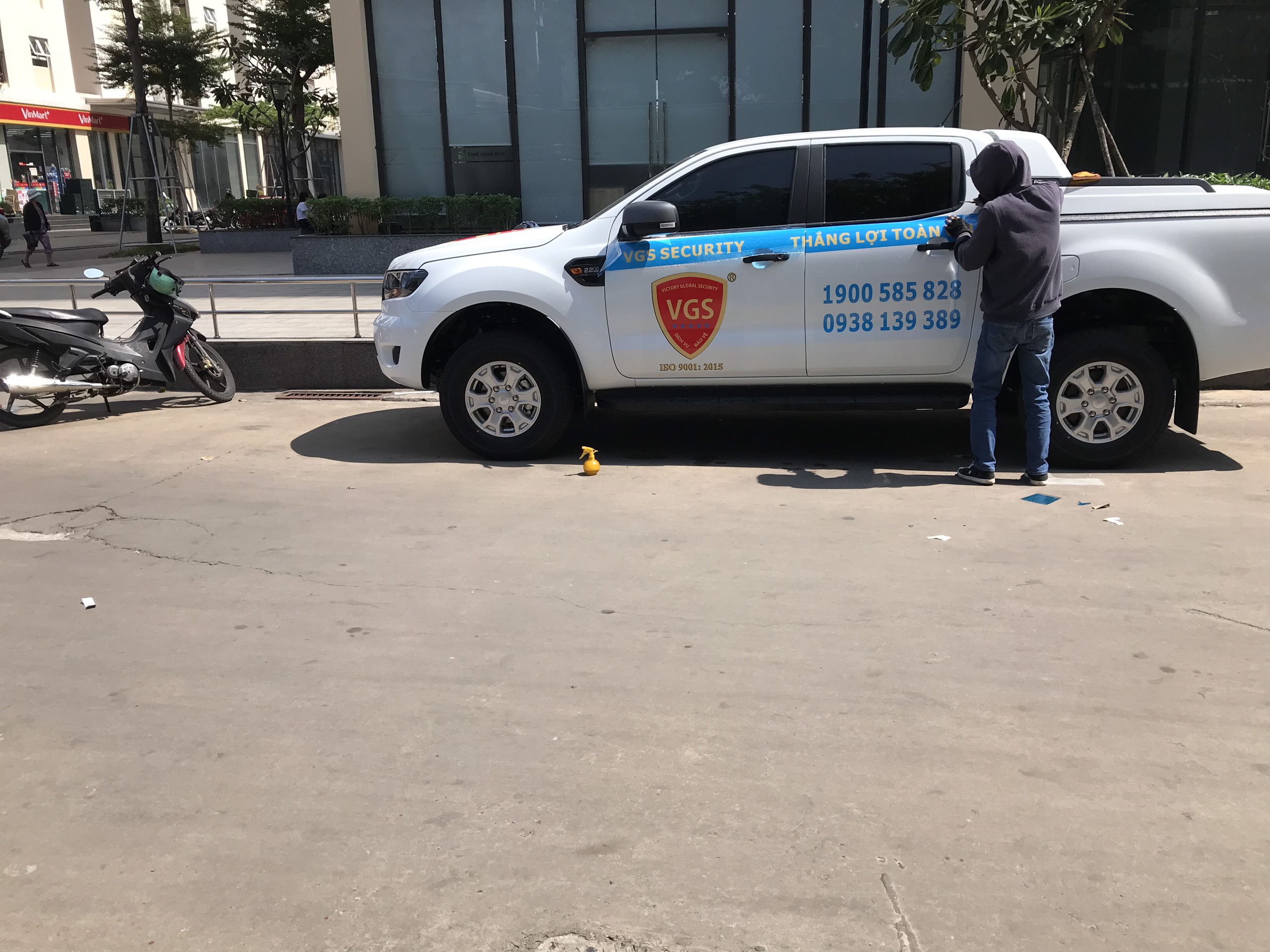 Dán decal quảng cáo thương hiệu công ty cho xe ô tô - Nguyễn Decal ...
