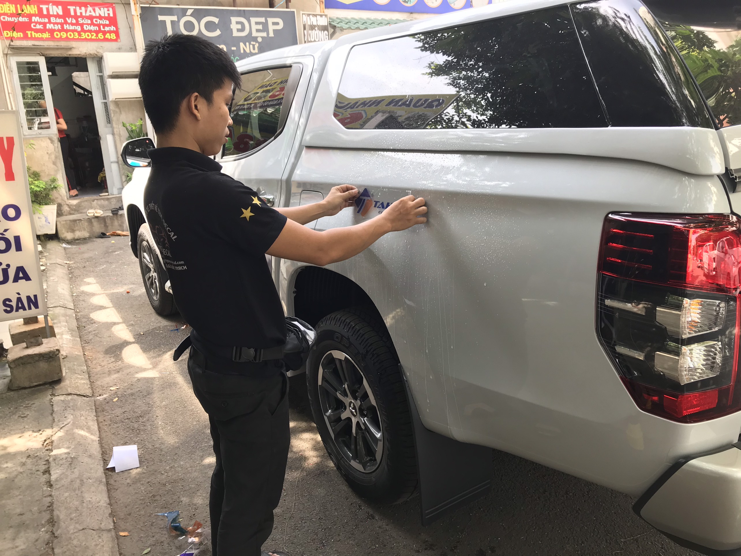 Dán decal quảng cáo thương hiệu công ty cho xe ô tô - Nguyễn Decal ...