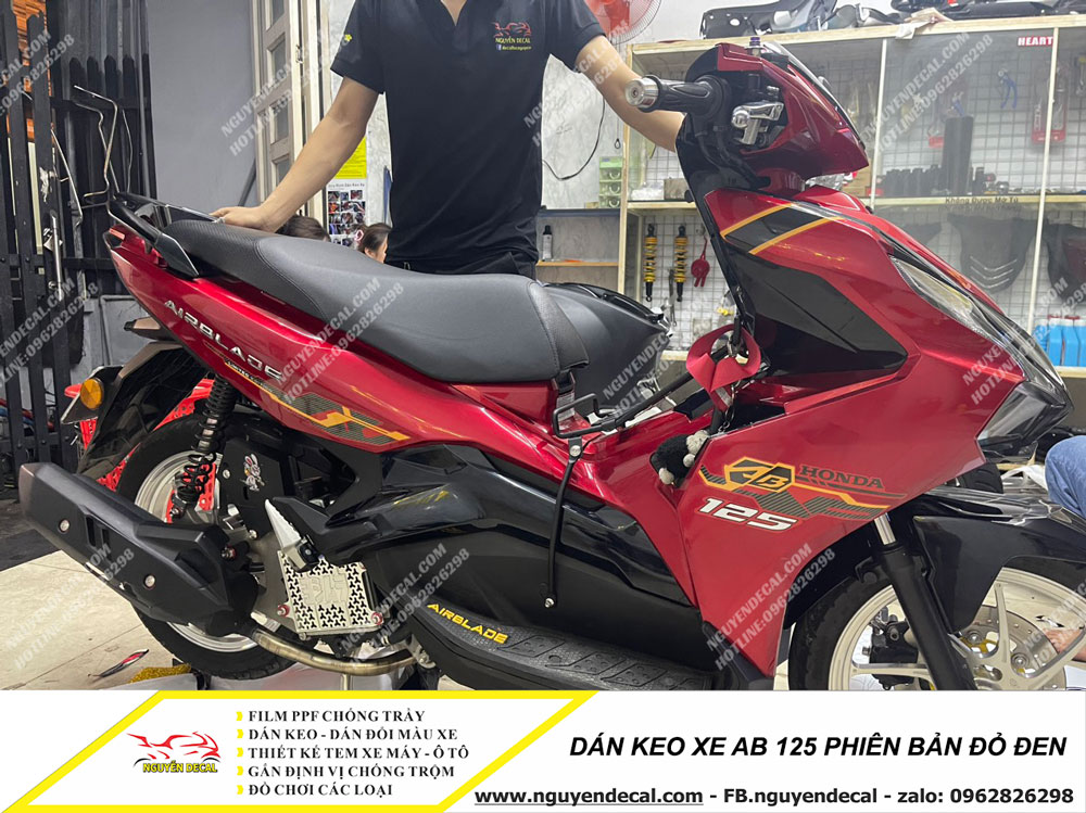 Dán keo xe AB 125 đỏ đen