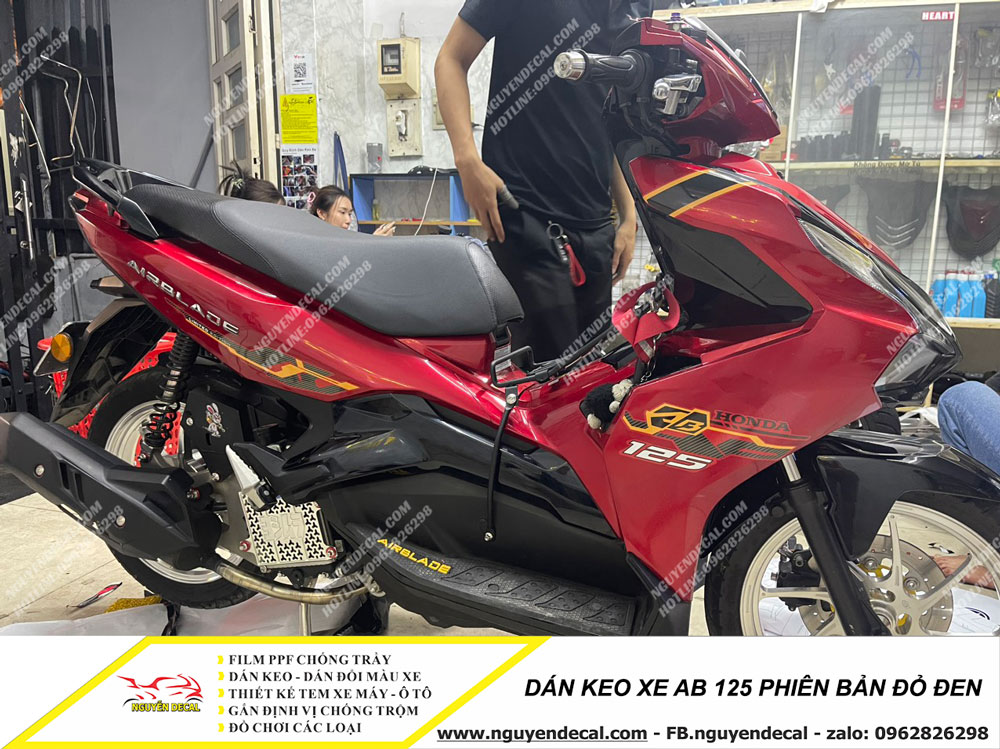 Dán keo xe AB 125 đỏ đen