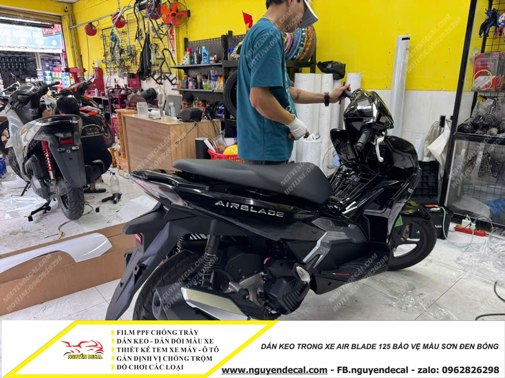Dán keo trong xe Air Blade 125 màu đen bóng Dán keo trong xe Air Blade 125 màu đen bóng