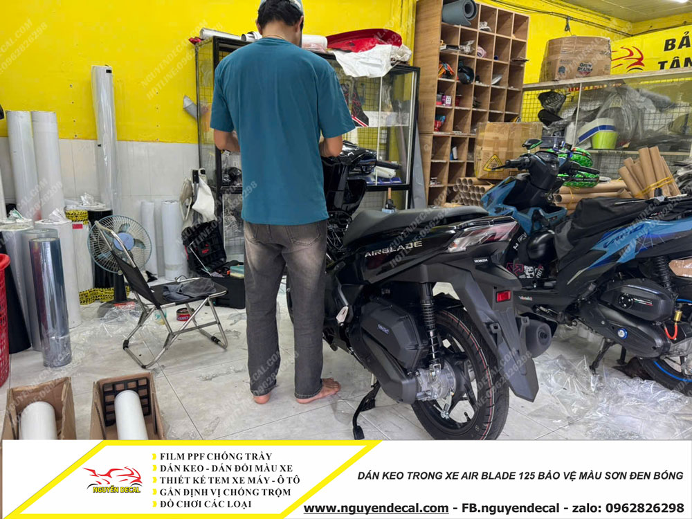 Dán keo trong xe Air Blade 125 màu đen bóng Dán keo trong xe Air Blade 125 màu đen bóng
