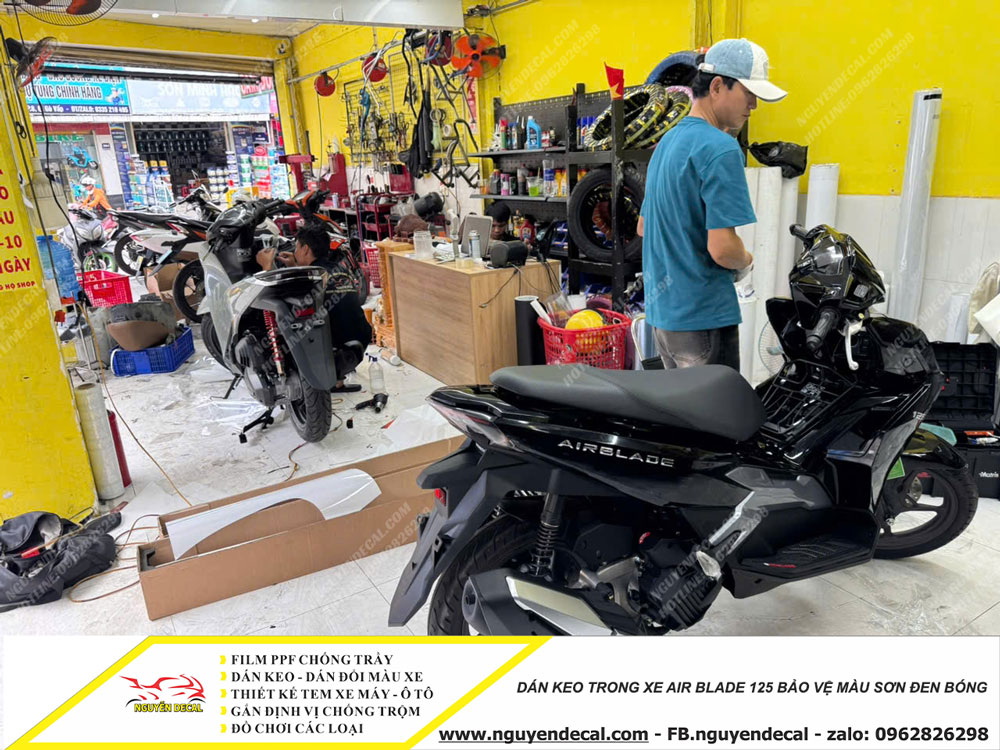 Dán keo trong xe Air Blade 125 màu đen bóng Dán keo trong xe Air Blade 125 màu đen bóng