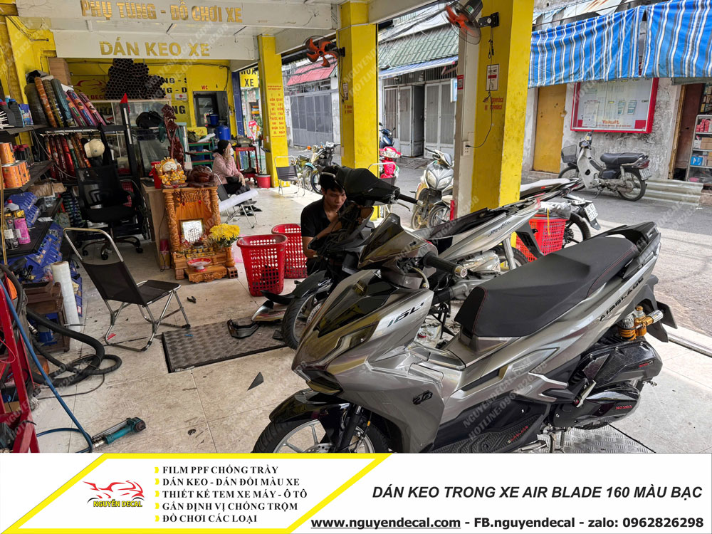 Dán keo trong xe Air Blade 160 màu bạc