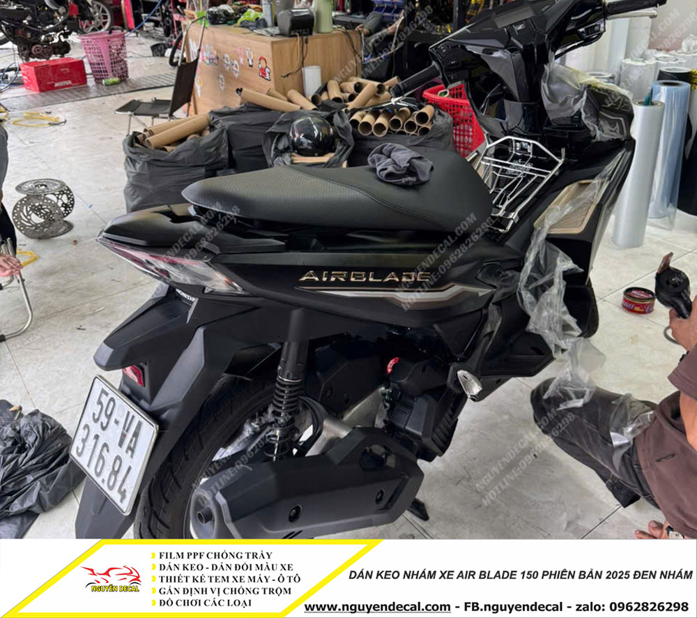 Dán keo xe Air Blade 150 đen nhám