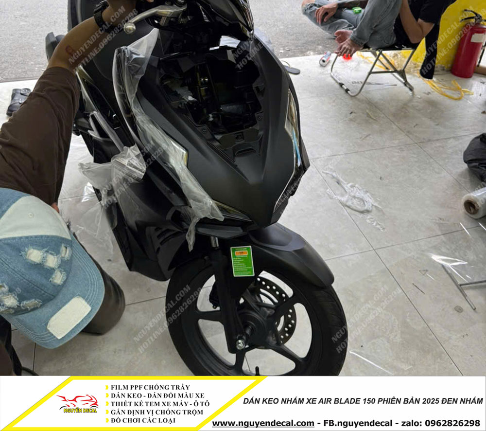 Dán keo xe Air Blade 150 đen nhám