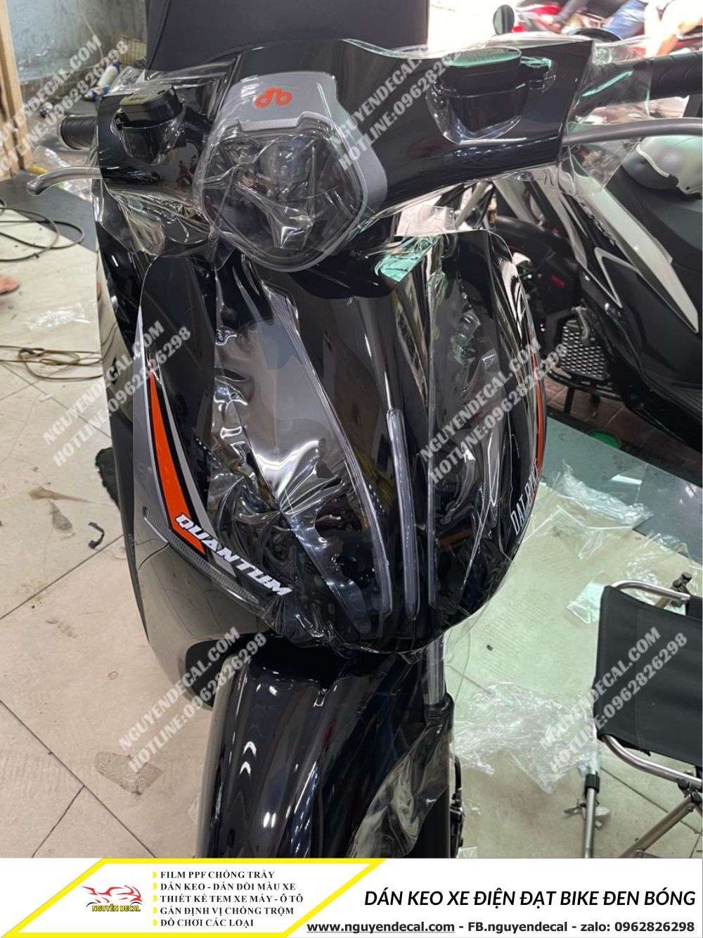 Dán keo xe máy điện Đạt Bike đen bóng