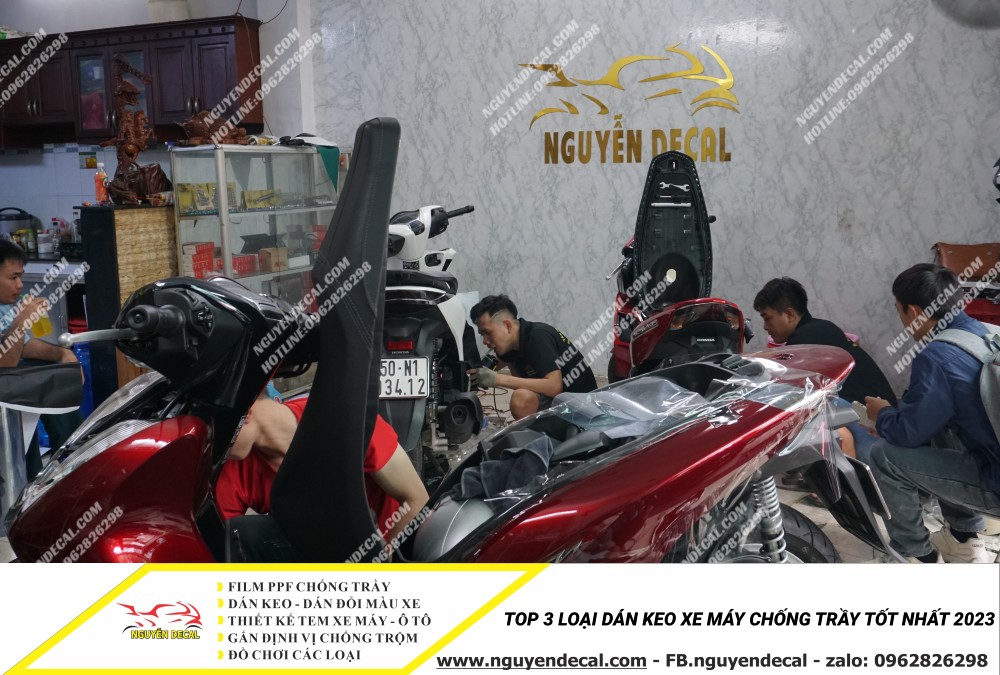 Dán keo xe máy tại cửa hàng Nguyễn Decal