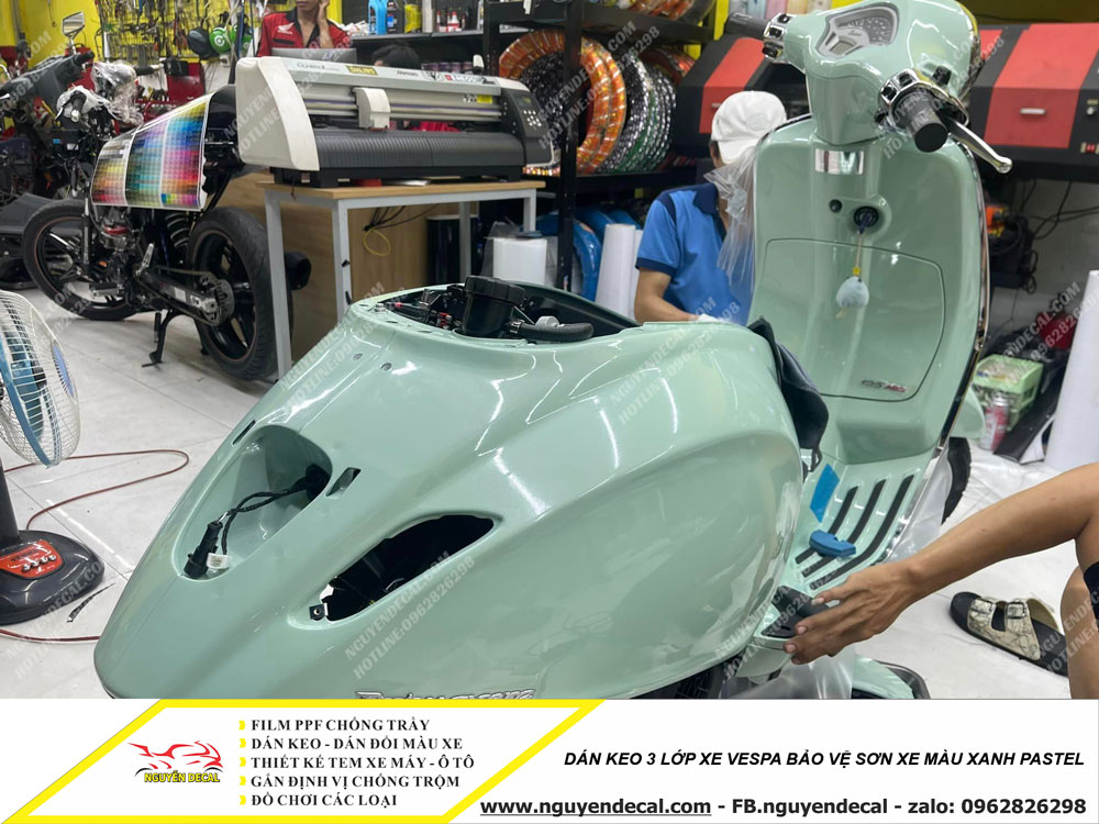 Dán keo 3 lớp xe Vespa màu xanh Pestel