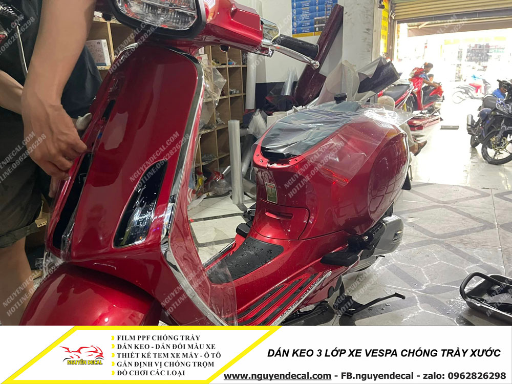 Dán keo 3 lớp xe Vespa chống trầy xước