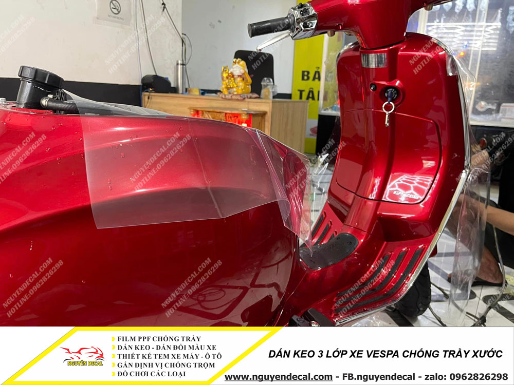 Dán keo 3 lớp xe Vespa chống trầy xước