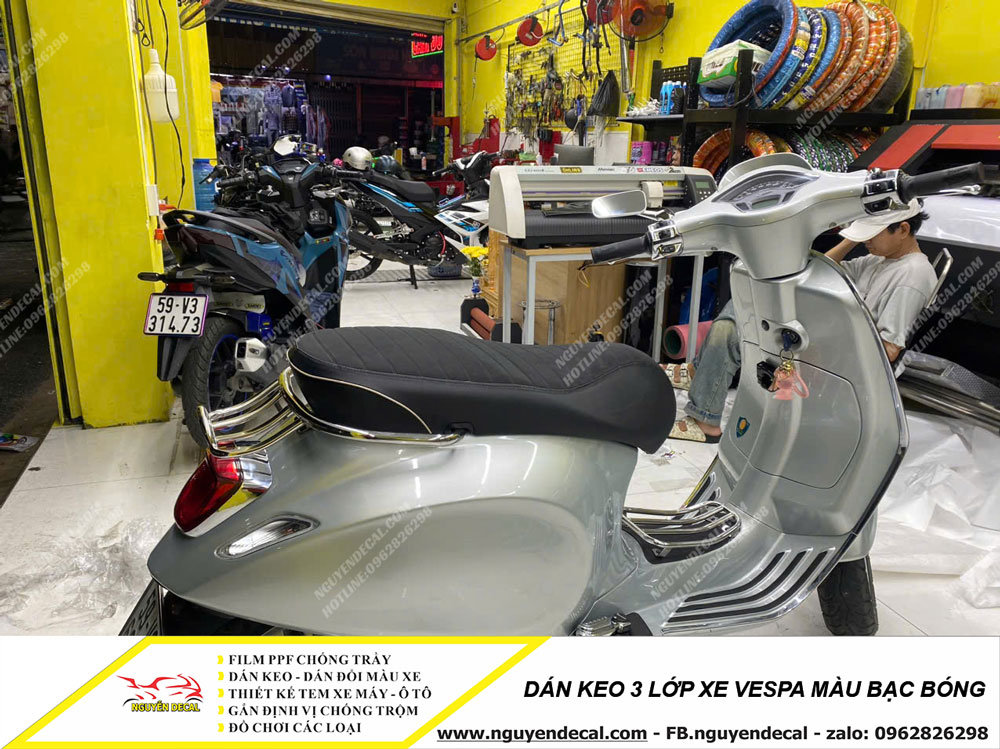 Dán keo 3 lớp xe Vespa màu bạc bóng