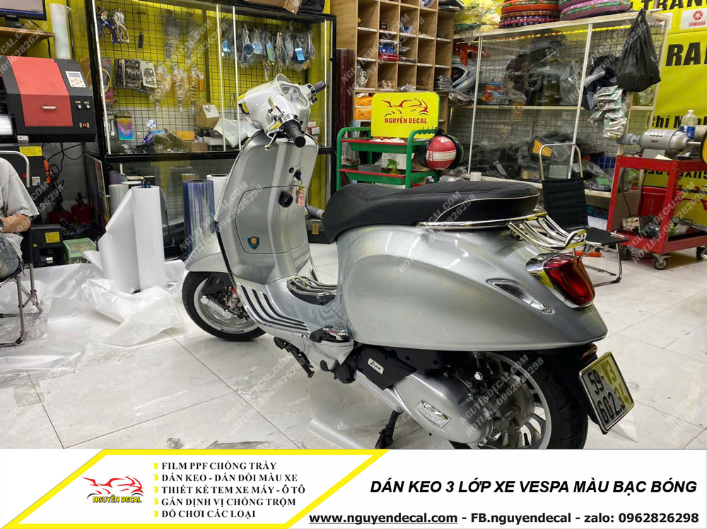 Dán keo 3 lớp xe Vespa màu bạc bóng