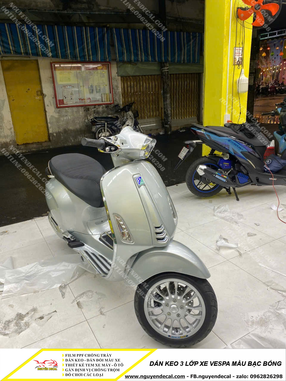 Dán keo 3 lớp xe Vespa màu bạc bóng