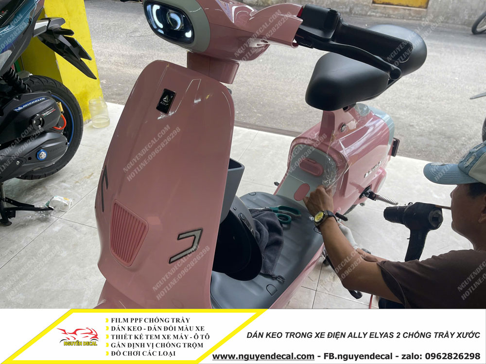 Dán keo trong xe điện Ally Elyas 2
