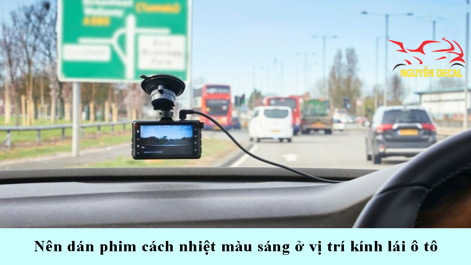 Dán phim cách nhiệt kính lái xe ô tô