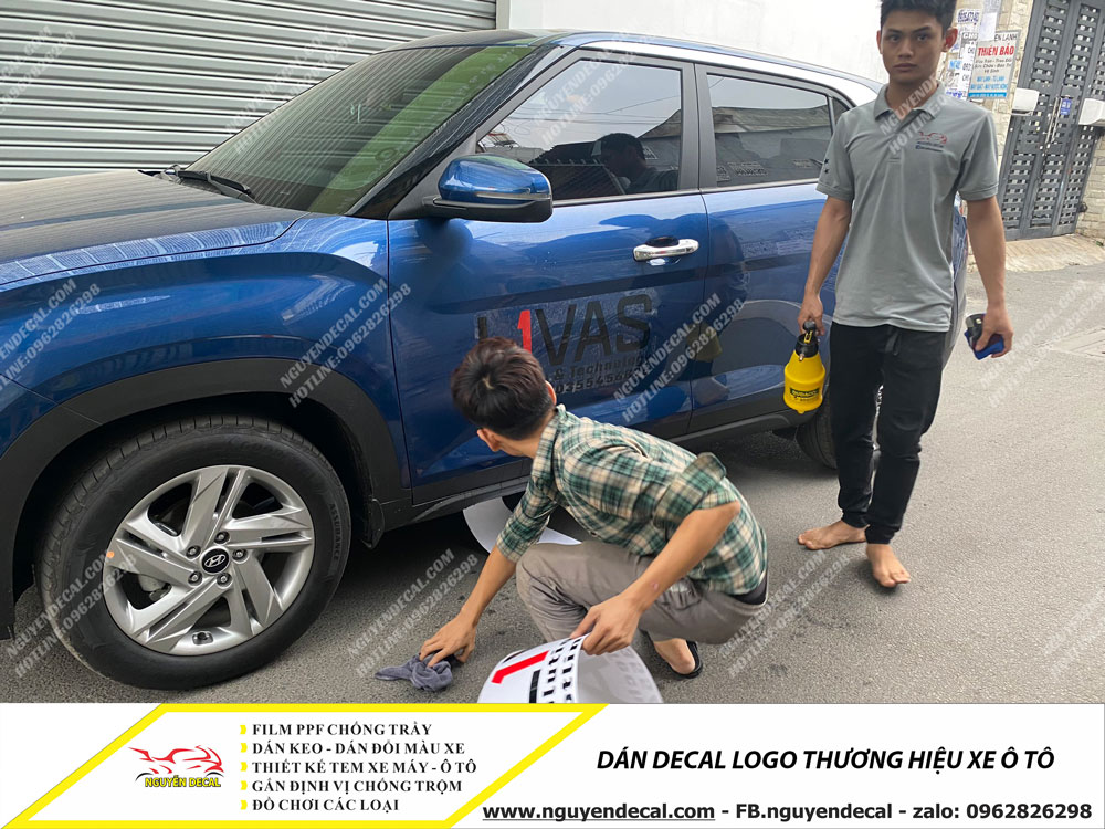 Dán decal logo công ty lên xe ô tô quảng cáo thương hiệu - Nguyễn ...