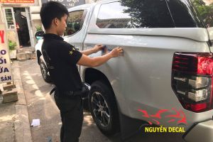 Dán decal quảng cáo thương hiệu công ty cho xe ô tô