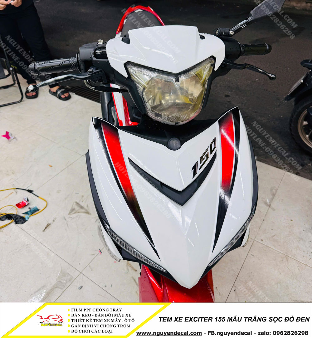 Tem trùm xe Exciter 155 màu trắng sọc đỏ Tem trùm xe Exciter 155 màu trắng sọc đỏ