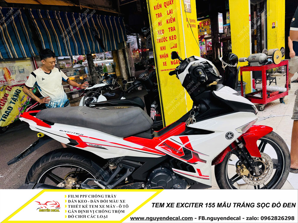 Tem trùm xe Exciter 155 màu trắng sọc đỏ Tem trùm xe Exciter 155 màu trắng sọc đỏ