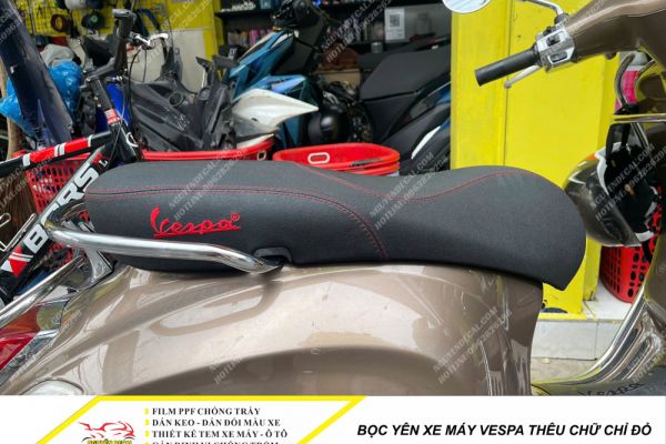 Bọc yên xe máy Vespa thêu chữ chỉ đỏ