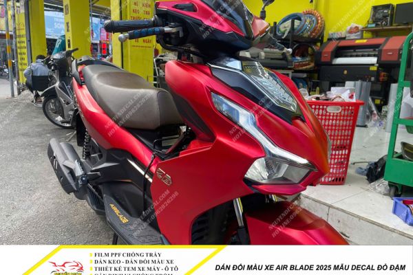 Dán đổi màu xe Air Blade 2025 mẫu decal đỏ đậm