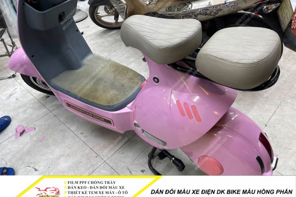Dán đổi màu xe điện DK BIKE màu hồng phấn