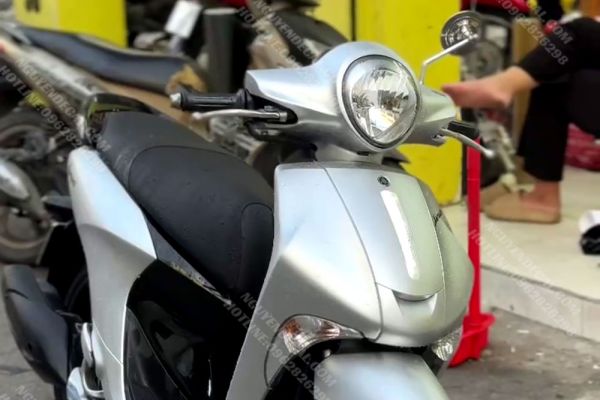 Dán đổi màu xe Janus 2018 màu trắng bạc