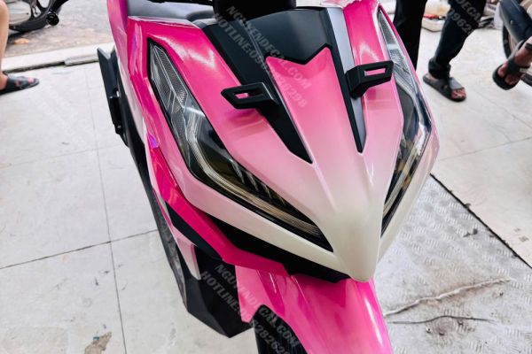 Dán đổi màu xe Vario 125 màu hồng trắng