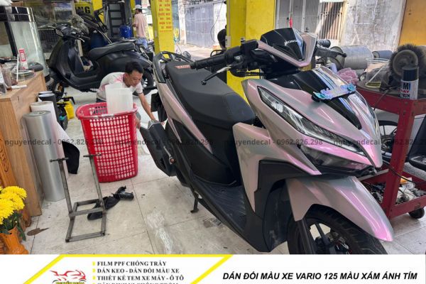 Dán đổi màu xe Vario 125 màu xám ánh tím