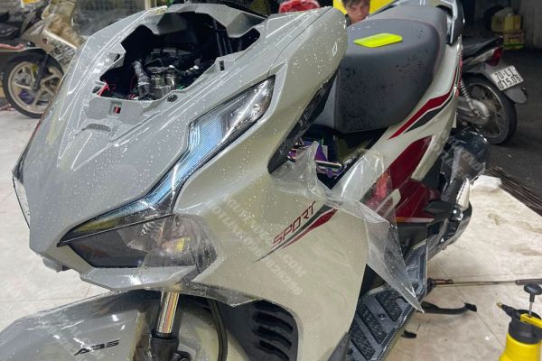 Dán keo trong 3 lớp xe Air Blade 2025 mới mua chống xước