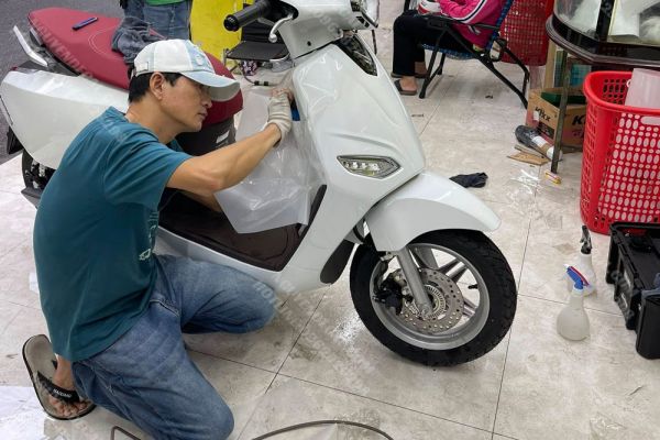 Dán keo 3 lớp xe điện Ventos màu trắng chống trầy