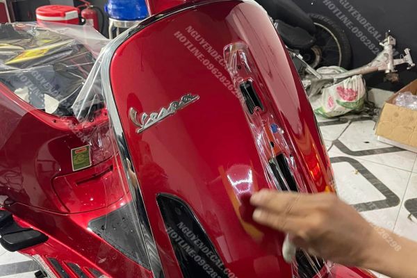 Dán keo 3 lớp xe Vespa chống trầy xước