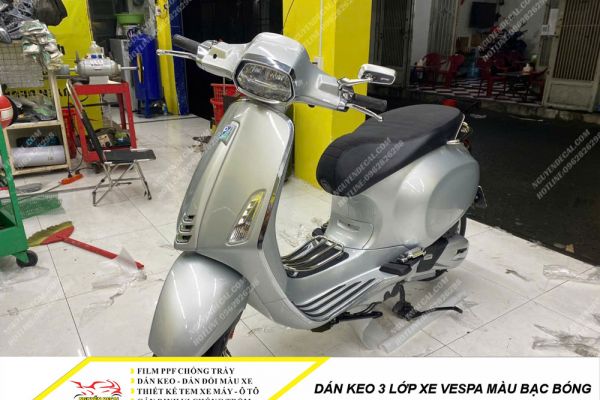 Dán keo 3 lớp xe Vespa màu bạc bóng