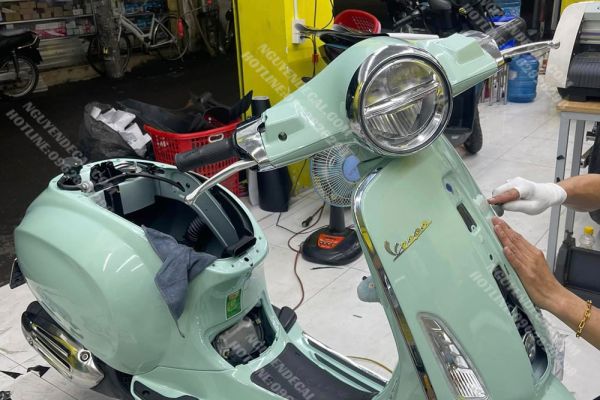 Dán keo 3 lớp xe Vespa màu xanh Pastel