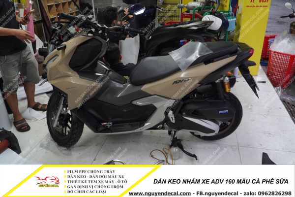 Dán keo nhám xe ADV 160 màu cà phê sữa