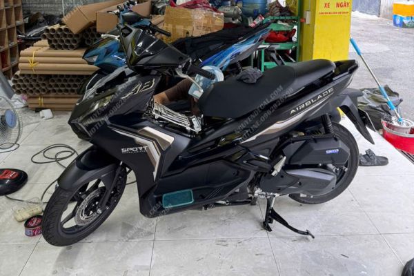 Dán keo nhám xe Air Blade 150 phiên bản 2025 đen nhám