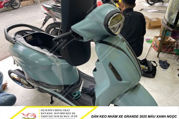 Dán keo nhám xe Grande 2025 màu xanh ngọc