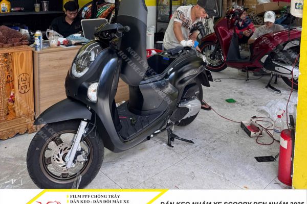 Dán keo nhám xe Scoopy đen nhám 2025 bảo vệ chống trầy xước