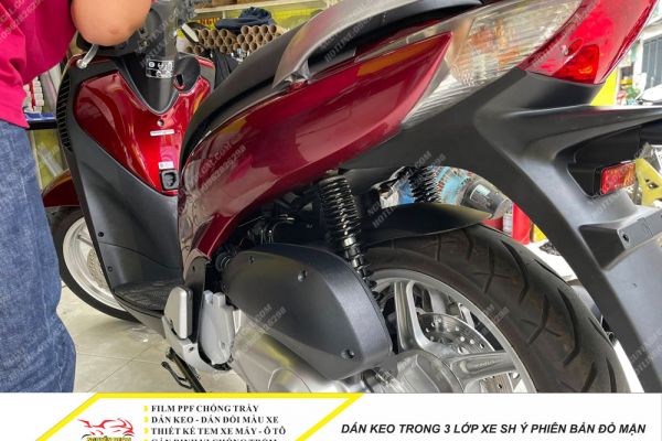 Dán keo trong 3 lớp xe Sh Ý phiên bản đỏ mận