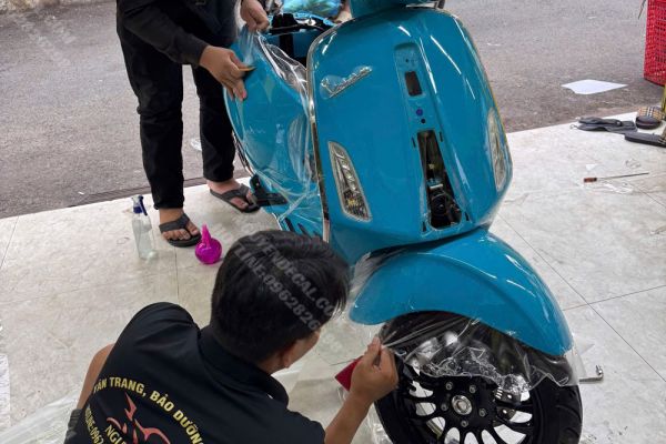 Dán keo trong 3 lớp xe Vespa Sprint chống trầy hiệu quả