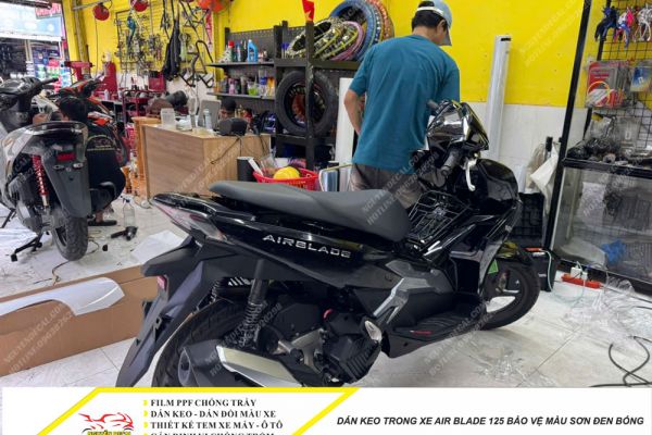 Dán keo trong xe Air Blade 125 màu đen bóng