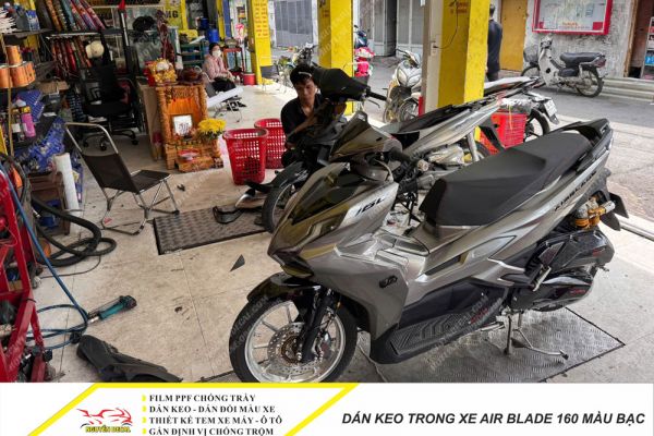 Dán keo trong xe Air Blade 160 màu bạc
