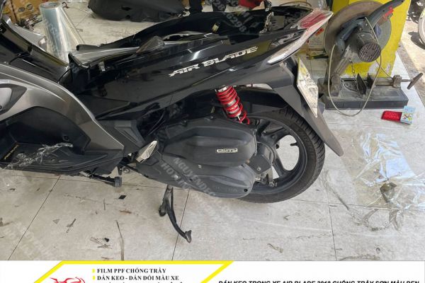 Dán keo trong xe Air Blade 2018 chống trầy sơn màu đen