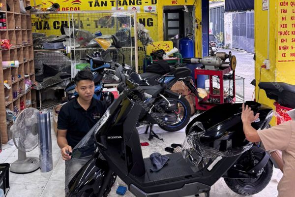Dán keo trong xe điện Honda ICON E chống trầy xước