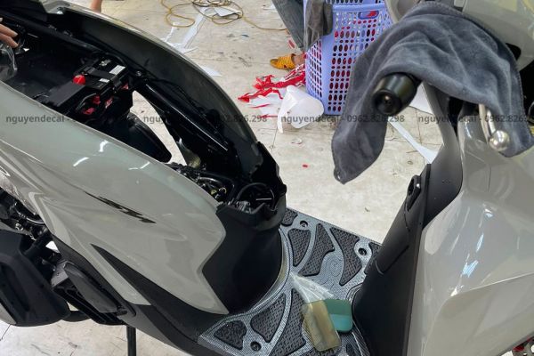 Dán keo trong xe Sh 2026 chống trầy xước