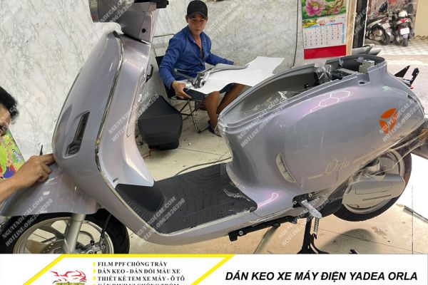 Dán keo xe máy điện Yadea Orla chống trầy hiệu quả