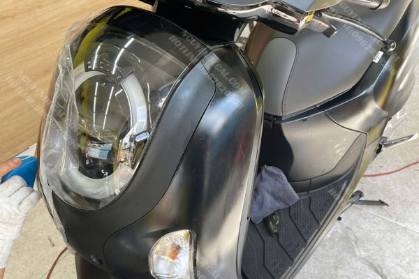 Dán PPF xe Scoopy 2025 bảo vệ sơn màu đen nhám