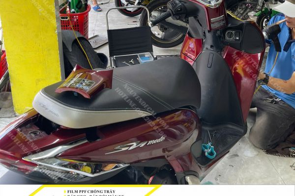 Dán PPF xe Sh mode 2025 bảo vệ màu sơn đỏ mận